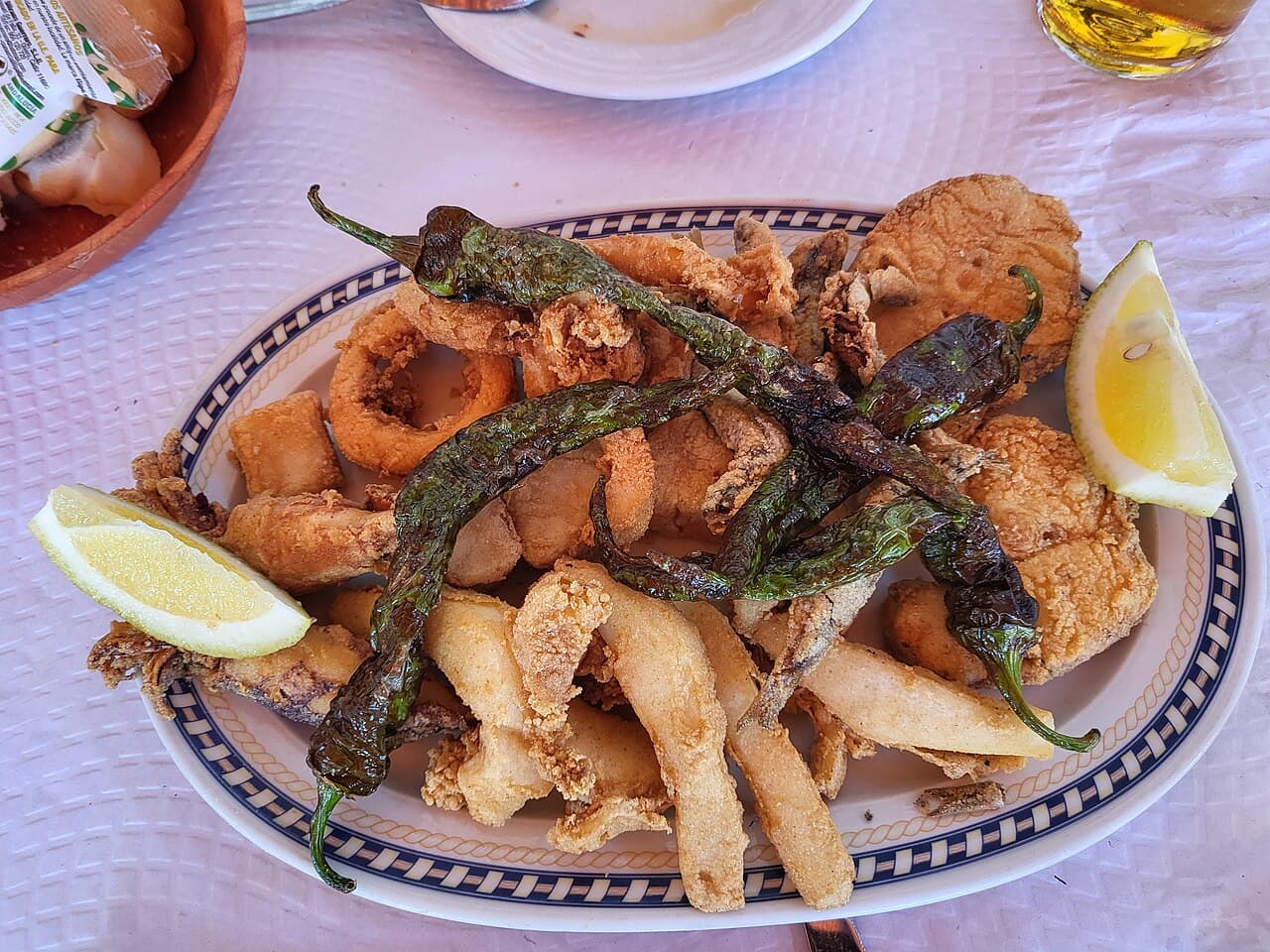 Pescaíto frito recién hecho en La Pastora