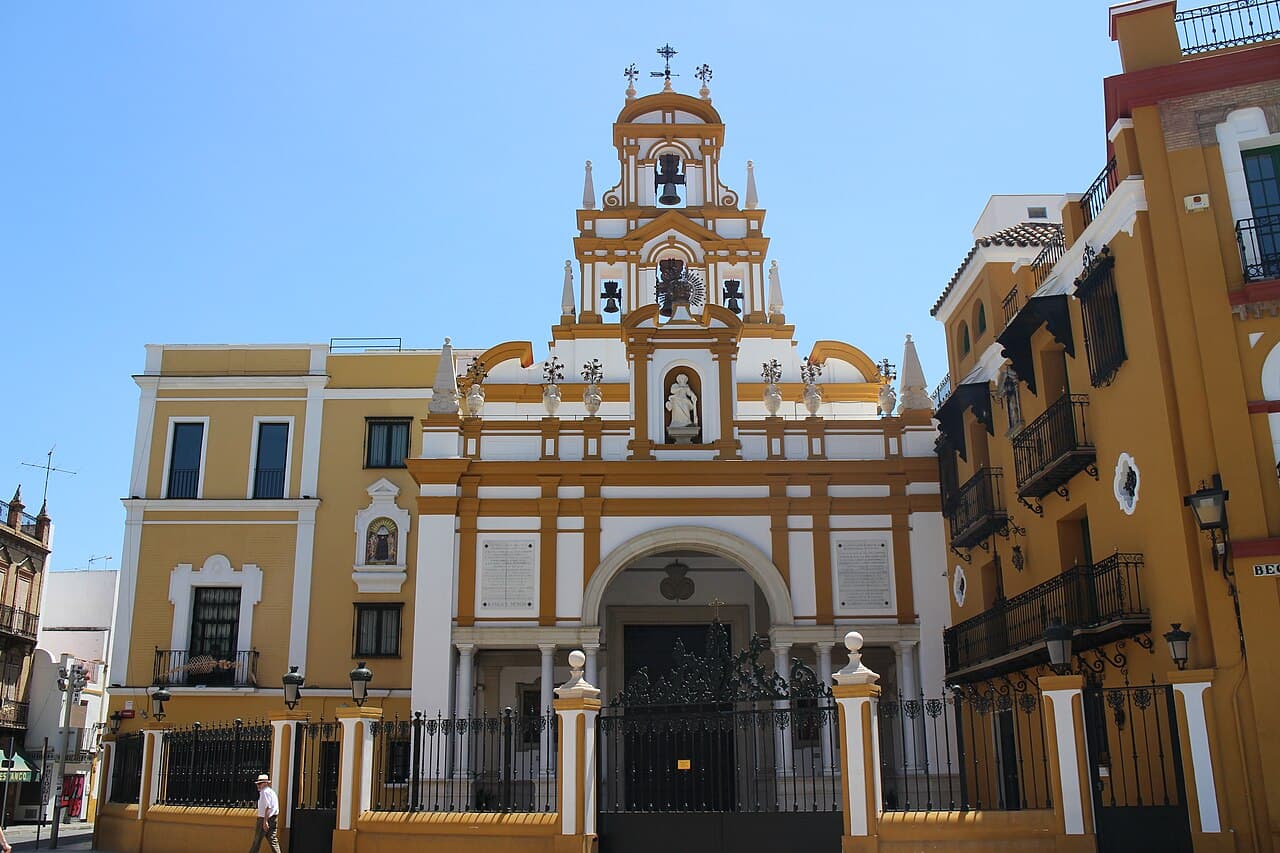 La muralla y la Basílica de la Macarena